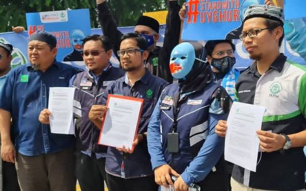 Muhammad Faisal (empat dari kiri) mengetuai penyerahan memorandum bantahan kepada Kedutaan Besar China di Jalan Ampang berhubung isu penindasan umat Islam etnik Uyghur di China, pada Selasa.