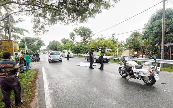 Lokasi kejadian penunggang motosikal maut selepas motosikal ditunggangnya terbabas sebelum dirempuh sebuah kereta dalam kejadian di Jalan Bachang Pasir Putih di sini, pada pagi Selasa.