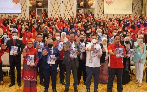 Abdul Rahman (tiga dari kanan) ketika Majlis Pelancaran OACP Kemas di Putrajaya pada Rabu.