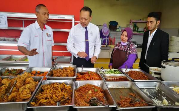 Ahmad Masrizal (dua dari kiri) ketika hadir meninjau makanan di Kafe Kolej Kediaman Harun Aminurrashid, Universiti Pendidikan Sultan Idris (UPSI), di sini pada Selasa.