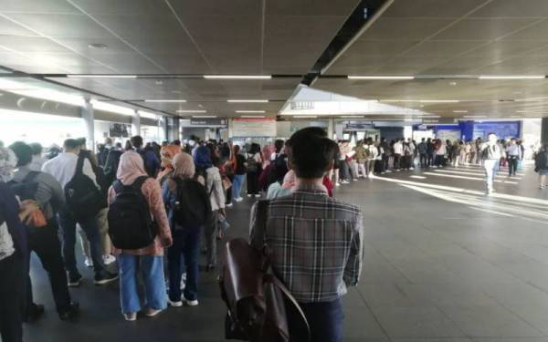 Orang ramai terpaksa bersesak setiap pagi untuk ke tempat kerja. Gambar hiasan: Sumber internet.