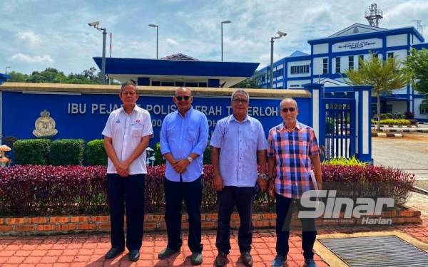 Ahmad Nizam (dua dari kiri) bersama Chee Wan(kiri) dan Rosli (dua dari kanan) dipanggil untuk memberikan keterangan di IPD Temerloh pada Selasa.