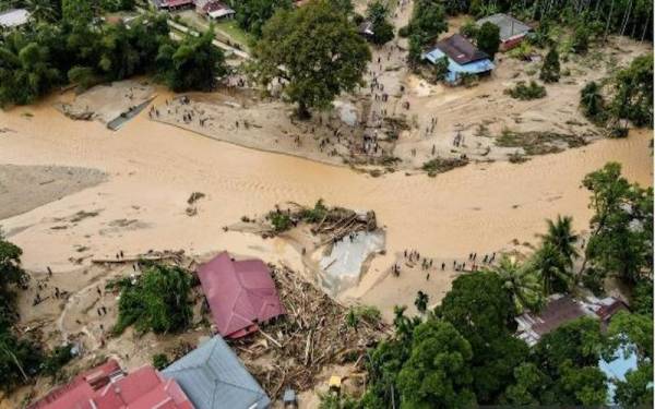 Kerajaan Persekutuan menyalurkan bantuan peringkat awal bernilai RM1,000 kepada setiap keluarga mangsa banjir di Baling, Kedah manakala keluarga yang terlibat dengan kehilangan nyawa akan diberi sumbangan bernilai RM10,000. - Foto Bernama