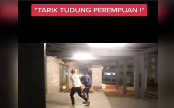 Video tular memaparkan aksi seorang lelaki menarik tudung wanita.