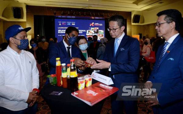 Chang Khim (dua dari kanan) dan Hasan Azhari (kanan) melakukan ‘Flagoff’ pada Majlis Pelancaran Selangor International Business Summit 2022 di Saujana Hotel pada Selasa. - FOTO SINAR HARIAN/MOHD HALIM ABDUL WAHID