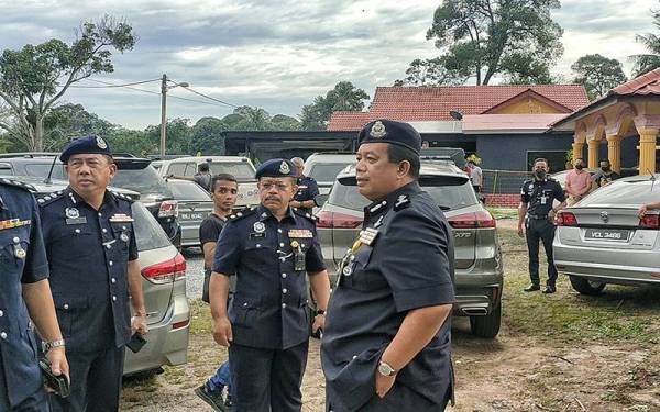 Zainol (tiga,kiri) ketika berada di lokasi kejadian di
Kampung Paya Luboh, Tangga Batu, di sini pada Selasa.