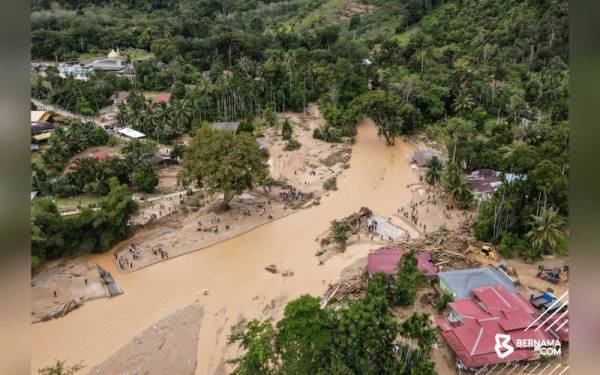 KPLB akan membina segera jambatan sementara selepas Jambatan Lata Celak di Kampung Iboi di sini runtuh dan dihanyutkan air berikutan banjir dan fenomena kepala air yang berlaku di daerah ini, petang Isnin. - Foto Bernama