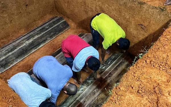 Ketiga-tiga jenazah selamat dikebumikan di Tanah Perkuburan Islam Surau Al-Istiqamah di Kampung Charuk Bemban Dalam, pada awal pagi Rabu.