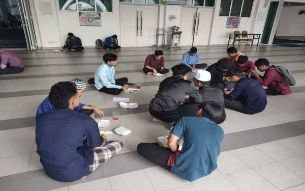 Pelajar disediakan makanan percuma melalui program Central Kitchen oleh USIM.