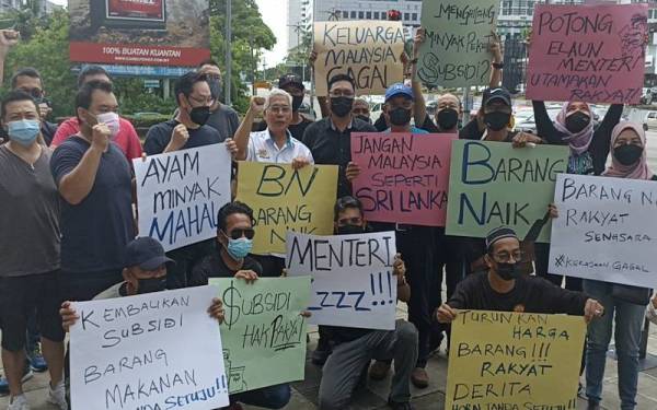 Hassan (tengah) menyertai flash mob di hadapan Plaza Pelangi Johor Bahru.