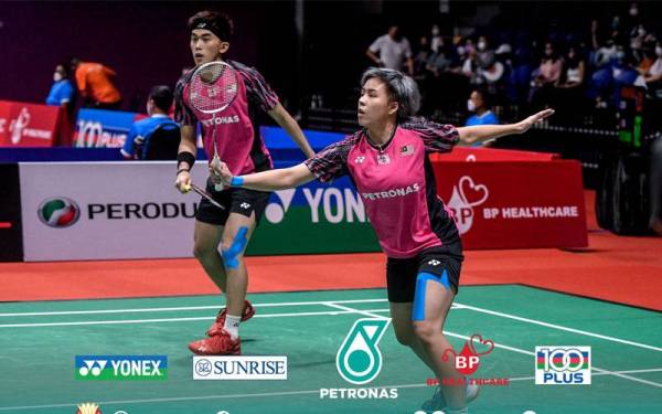 Aksi Pang Ron- Ee Wei ketika menentang Kim Won Ho-Jeong Na Eun di pusingan pertama Masters Malaysia di Axiata Arena Bukit Jalil pada Rabu.