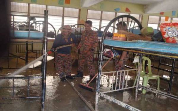 JBPM kini melaksana operasi pembersihan jalan serta kediaman penduduk yang terjejas dengan banjir di Baling.