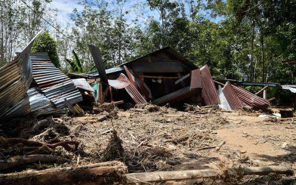 Keadaan rumah di Kampung Iboi yang rosak teruk selepas dilanda banjir petang Isnin. - Foto Bernama