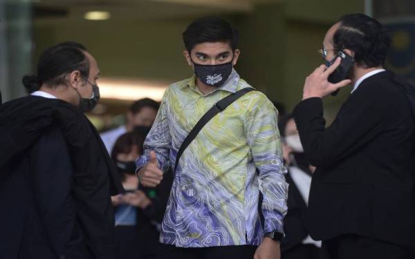 Syed Saddiq Syed Abdul Rahman (tengah) keluar dari Kompleks Mahkamah Kuala Lumpur pada Rabu selepas perbicaraan kesnya berhubung empat pertuduhan berkaitan pecah amanah dan pengubahan wang haram. - Foto Bernama