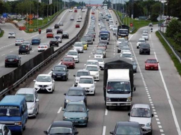 Masih ada beberapa kenderaan berat dikesan masuk ke Kuala Lumpur pada waktu puncak. - Gambar hiasan. 