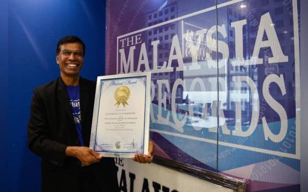 Pendaki Tertua Gunung Everest, Elanghovan Natchimuthu, yang mendaki pada usia 64 tahun menunjukkan sijil pengiktirafan Malaysia Book of Records (MBOR) selepas menerimanya di Pejabat MBOR pada Rabu. - Foto Bernama 