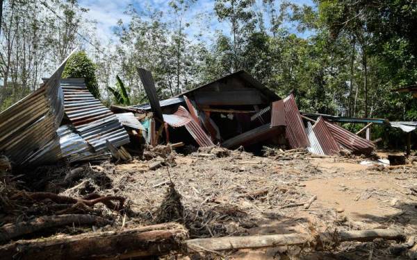 Keadaan rumah di Kampung Iboi yang rosak teruk selepas dilanda banjir petang kelmarin. - Foto Bernama