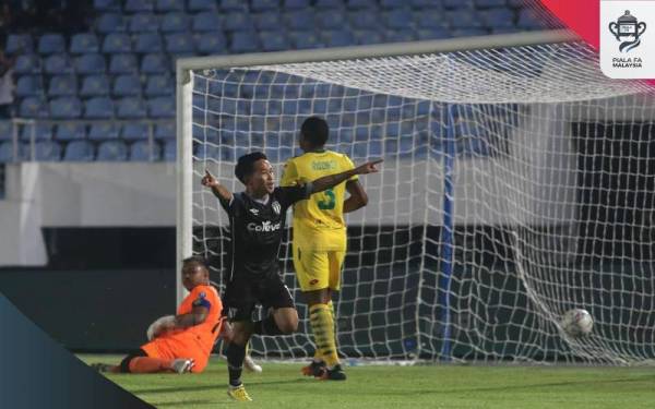 Pemain TFC, Faiz Nasir meraikan jaringannya ketika berdepan KDA FC pada aksi pusingan kedua Piala FA 2022 di Stadium Sultan Mizan Zainal Abidin, malam tadi. - Foto MFL