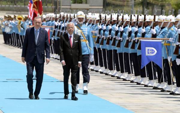 Perdana Menteri Datuk Seri Ismail Sabri Yaakob bersama Presiden Turkiye, Recep Tayyip Erdogan pada Majlis Sambutan Rasmi bersempena dengan lawatan rasmi empat hari beliau di Istana Presiden. - Foto Bernama.