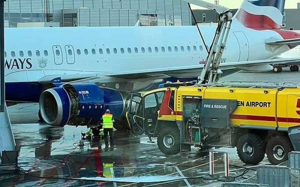 Anggota bomba berjaya memadamkan kebakaran di salah satu enjin pesawat penumpang British Airways di Lapangan Terbang Copenhagen, Denmark pada Rabu lalu. - Foto Gabegudgel