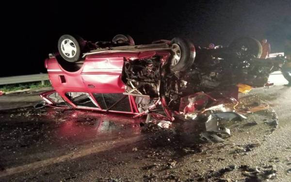 Tiga lelaki warga asing maut dalam kemalangan membabitkan dua kenderaan di Lebuhraya Lembah Klang Selatan (SKVE) sekitar Pulau Carey, pada Khamis. - Foto ihsan JBPM Selangor