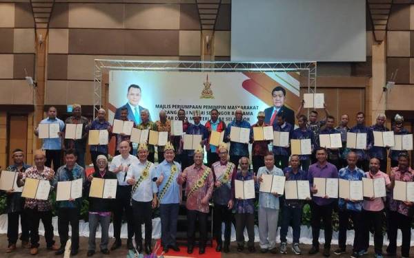 Amirudin (lapan dari kiri) dan Loy Sian (tujuh dari kiri) bersama pemimpin masyarakat Orang Asli Selangor di Majlis Perjumpaan Pemimpin Masyarakat Orang Asli Negeri Selangor di Pusat Konvensyen Shah Alam (SACC) di sini pada Khamis.