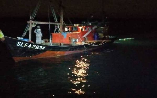 Maritim Malaysia menahan sebuah bot pukat tunda di perairan Sungai Perepat di sini pada Jumaat.