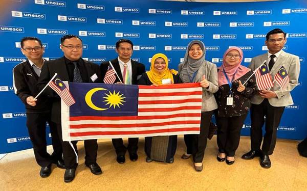 Delegasi Malaysia yang menghadiri perhimpunan di Ibu Pejabat UNESCO, Paris, Perancis