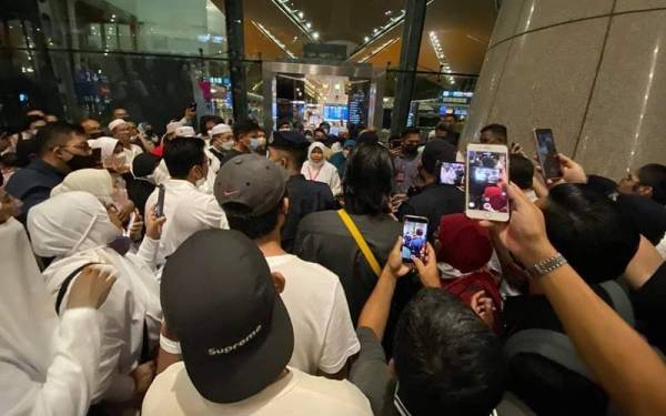 Lebih 300 bakal jemaah haji dilaporkan terkandas di KLIA, Sepang pada Khamis, disyaki menjadi mangsa penipuan sebuah agensi pelancongan. - Foto tular Facebook