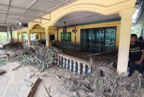 Sebahagian daripada rumah penduduk yang teruk terjejas akibat banjir lumpur di Kampung Iboi