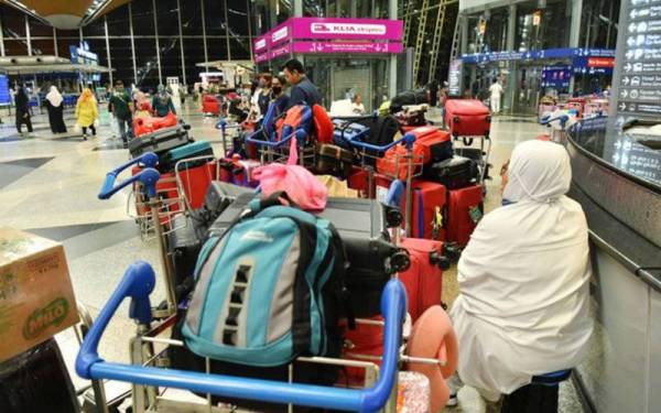 Seramai 380 bakal jemaah haji terkandas di KLIA pada Khamis selepas ditipu oleh sebuah agensi pelancongan. - Foto Bernama