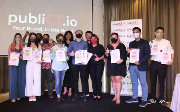 Manminder Kaur (enam dari kiri) bersama rakan media PubliCT.io pada majlis pelancarannya di Kuala Lumpur pada Khamis.