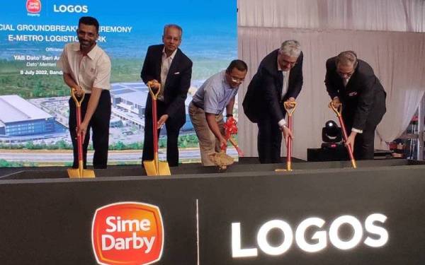 Dua dari kiri: Azmir, Amirudin dan David ketika gimik perasmian Majlis Pecah Tanah Pembinaan ‘E-Metro Logistics Park’ Hasil Usaha Sama Sime Darby Property dan LOGOS Property di Bandar Bukit Raja, di sini pada Jumaat.