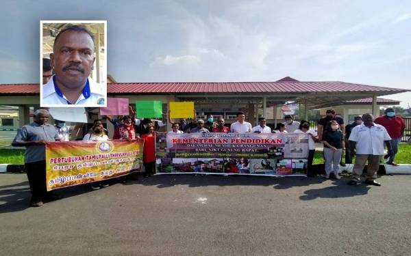 Ibu bapa bersama NGO mengadakan demonstrasi secara aman di hadapan SJKT Gunung Rapat pada Jumaat bagi mendesak KPM segera membuka sekolah tersebut.