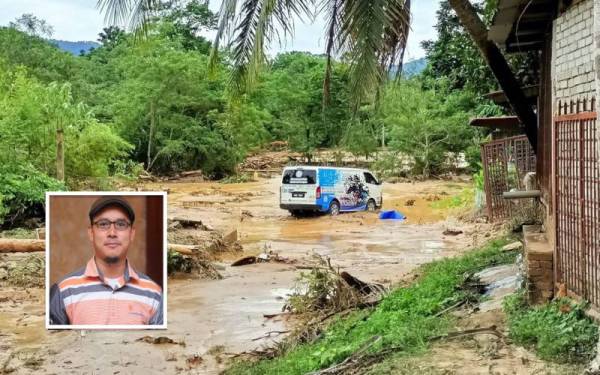 Sebuah van yang dihanyutkan arus tersadai dalam lumpur di Kampung Iboi pada petang Isnin. Gambar kecil: Mohd Sobri