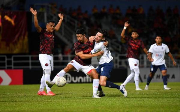 Pemain Kuala Lumpur City FC, Lambert Ryan diasak pemain Selangor FC Brendan Gan pada aksi Piala FA 2022 di Stadium MBPJ, malam tadi. - Foto Bernama