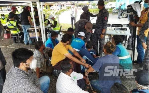 Antara warga asing yang ditahan menerusi Ops Pewa di Ampang pada Khamis.