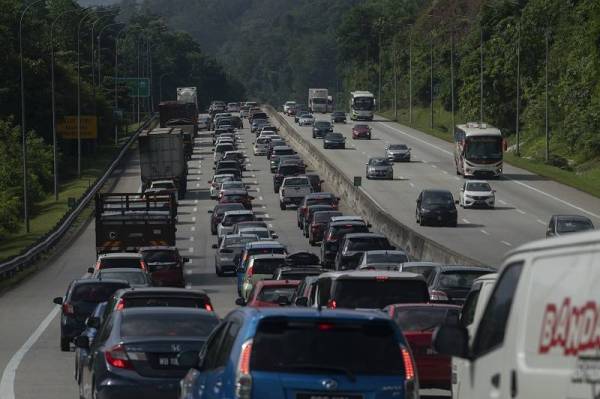 Aliran trafik lebuhraya menuju ke Pantai Timur mulai sesak susulan orang ramai mengambil kesempatan untuk pulang ke kampung masing-masing bagi menyambut perayaan Aidiladha esok. - Foto Bernama