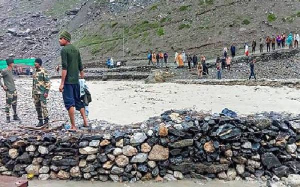 Sekurang-kurangnya 15 penganut Hindu terkorban dan berpuluh-puluh lagi hilang selepas banjir kilat berlaku susulan hujan lebat dekat kuil gua di Jammu dan Kashmir. Foto AFP