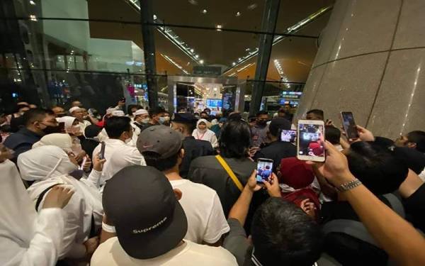 Lebih 300 bakal jemaah haji terkandas di KLIA, Sepang pada Khamis disyaki menjadi mangsa penipuan syarikat pelancongan.