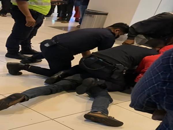 Seorang lelaki warga asing ditahan kerana enggan memberikan kerjasama semasa diperiksa anggota polis bertugas di Terminal Bersepadu Selatan (TBS), Kuala Lumpur awal pagi Sabtu. - Foto Facebook