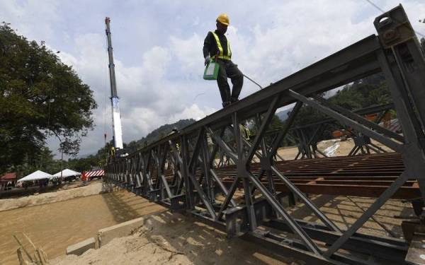 Proses pembinaan jambatan sementara di Kampung Iboi siap dipasang sepenuhnya pada jam 4.30 pagi Sabtu. -Foto Bernama