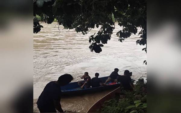 SAR mengesan mangsa dilakukan pasukan bomba dan agensi keselamatan lain serta penduduk kampung di Kampung Batu 66, Beaufort.