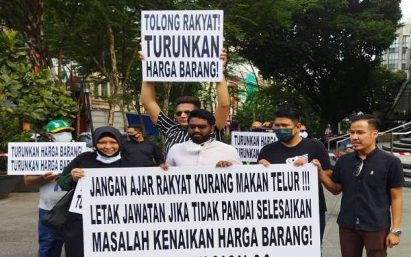 Prabakaran (tiga dari kanan) bersama individu yang hadir dalam himpunan di hadapan sebuah pusat membeli belah di Kuala Lumpur pada Sabtu.