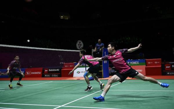 Aksi beregu badminton lelaki Malaysia, Soh Wooi Yik dan Aaron Chia ketika menentang pemain Indonesia, Fajar Alfian dan M Ardianto pada perlawanan separuh akhir badminton &#039;Perodua Malaysia Masters 2022&#039; di Axiata Arena Bukit Jalil hari ini. Foto Bernama