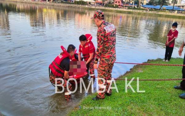 Anggota bomba menyelamatkan seorang lelaki dipercayai mengalami gangguan mental yang berenang ke tengah tasik di Taman Sri Rampai. - Foto JBPM KL