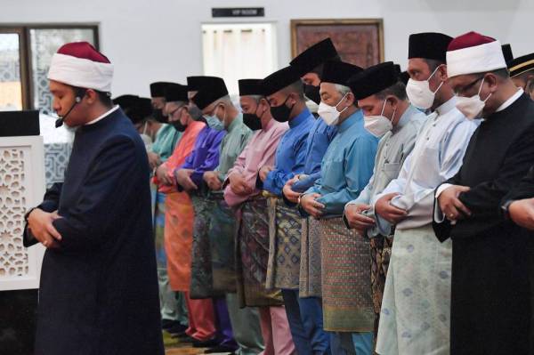 Yang di-Pertuan Agong (empat, kanan) berkenan menunaikan solat sunat Aidiladha di Masjid Tengku Ampuan Afzan Indera Mahkota pada Ahad. -Foto Bernama