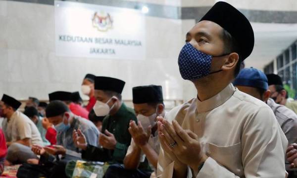 Rakyat Malaysia berkumpul di Dewan Serbaguna Kedutaan di Kuningan, sejak awal pagi untuk meraikan sambutan Aidiladha di perantauan dilanjutkan dengan penyembelihan dua ekor lembu dan 11 ekor kambing. Foto Bernama