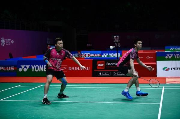 Aksi beregu badminton lelaki Malaysia, Soh Wooi Yik dan Aaron Chia ketika menentang pemain Taiwan, Po-Li Wei dan Chang Ko-Chi pada perlawanan badminton &#039;Perodua Malaysia Masters 2022&#039; di Axiata Arena Bukit Jalil pada Jumaat. -Foto Bernama