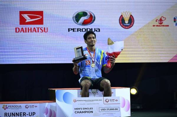 Pemain perseorangan lelaki Indonesia, Chico Aura bergambar bersama pingat selepas berjaya menewaskan lawannya pada perlawanan pusingan akhir badminton &#039;Perodua Malaysia Masters 2022&#039; di Axiata Arena Bukit Jalil pada Ahad. -Foto Bernama